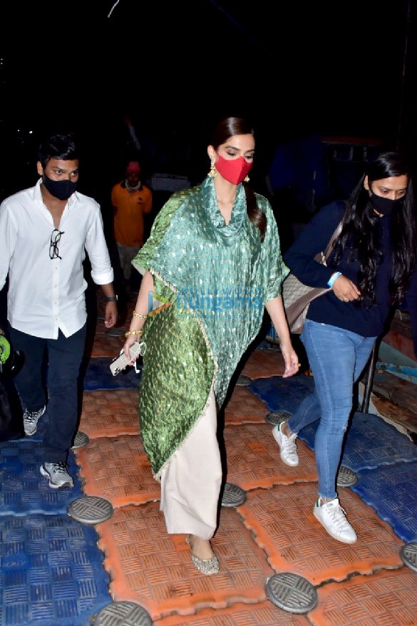 photos sonam kapoor ahuja snapped at the versova jetty 6