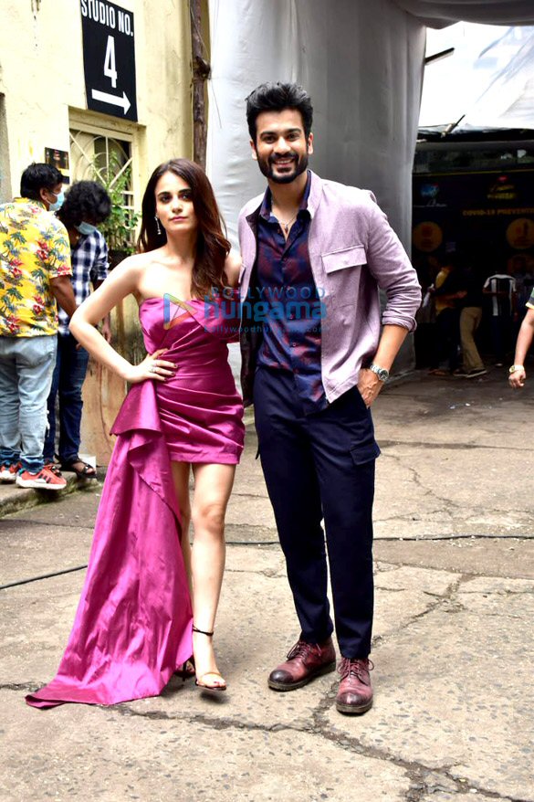 Photos: Sunny Kaushal and Radhika Madan snapped promoting Shiddat on the sets of Dance Deewane 3 Photos: Sunny Kaushal and Radhika Madan snapped promoting Shiddat on the sets of Dance Deewane 3