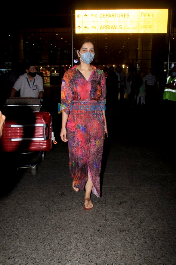 photos sunny leone and tamannaah bhatia snapped at the airport 6