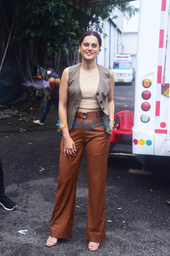 photos taapsee pannu abhishek banerjee and nikki tamboli snapped at zee comedy show 1