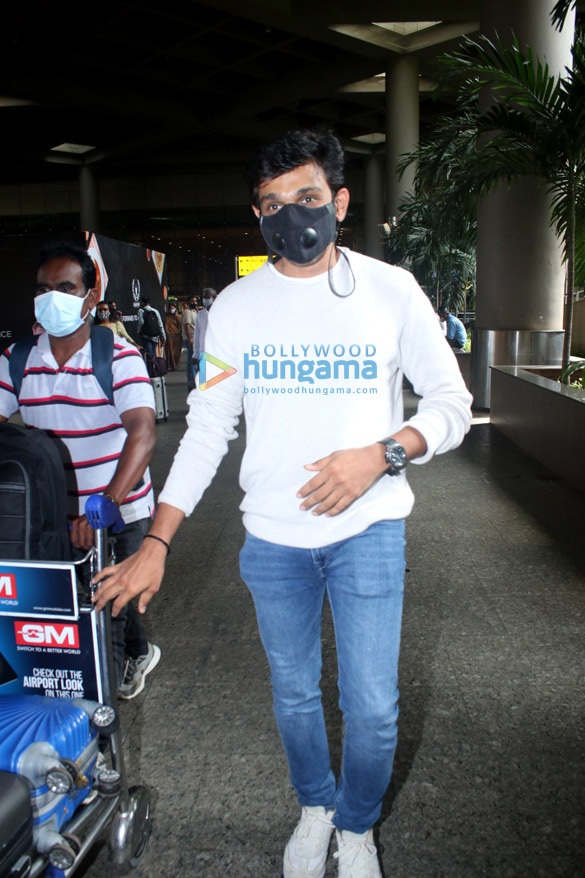 photos varun dhawan shruti haasan karishma tanna and others snapped at the airport 3
