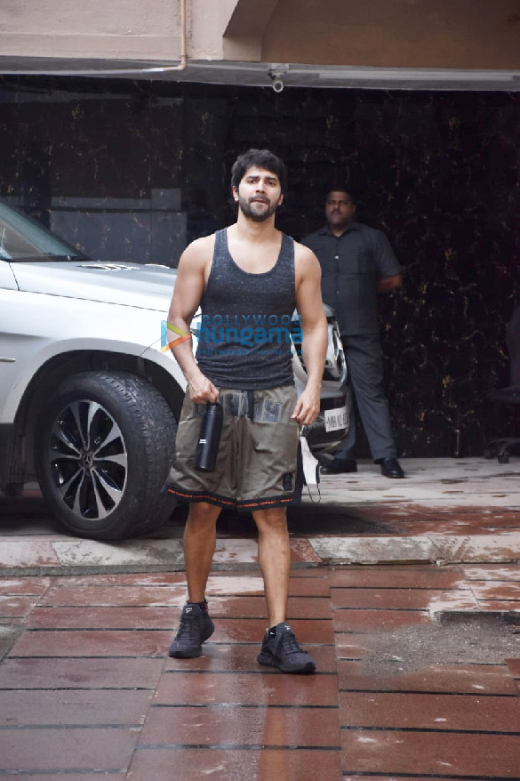 photos varun dhawan snapped at a gym in juhu 3 4