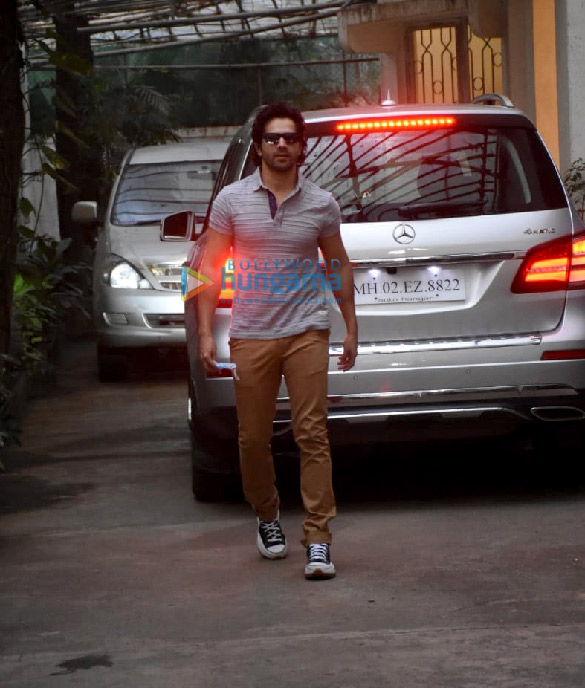 photos varun dhawan snapped at a gym in khar 1 2