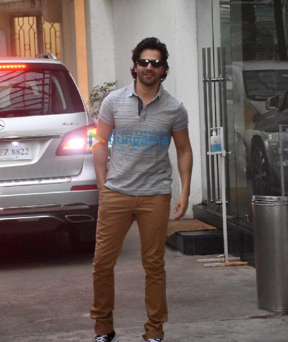 Photos: Varun Dhawan snapped at a gym in Khar Photos: Varun Dhawan snapped at a gym in Khar