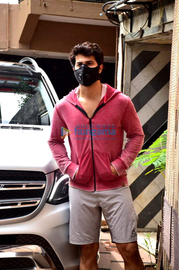 photos varun dhawan snapped at the gym in juhu 3 8