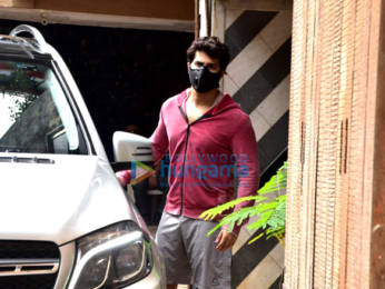 Photos: Varun Dhawan snapped at the gym in Juhu