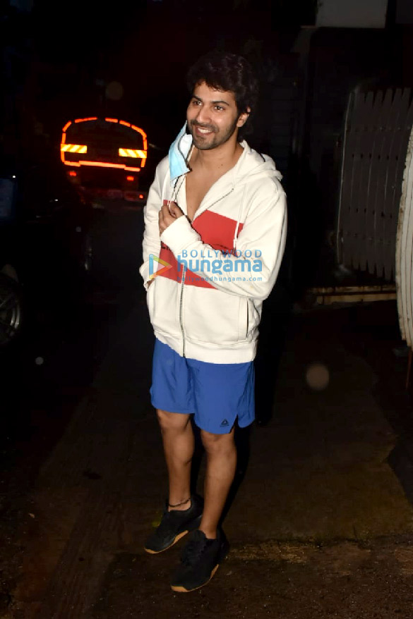 photos varun dhawan snapped at the gym in khar 1