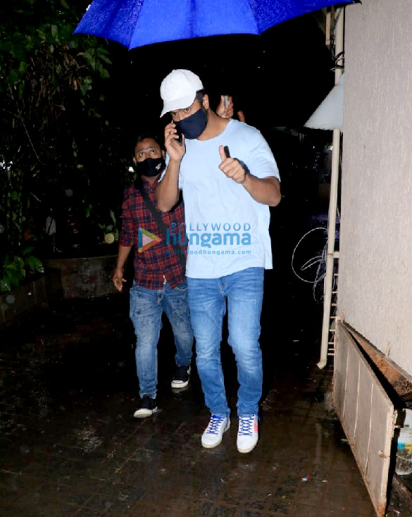 Photos: Vicky Kaushal snapped in Bandra Photos: Vicky Kaushal snapped in Bandra