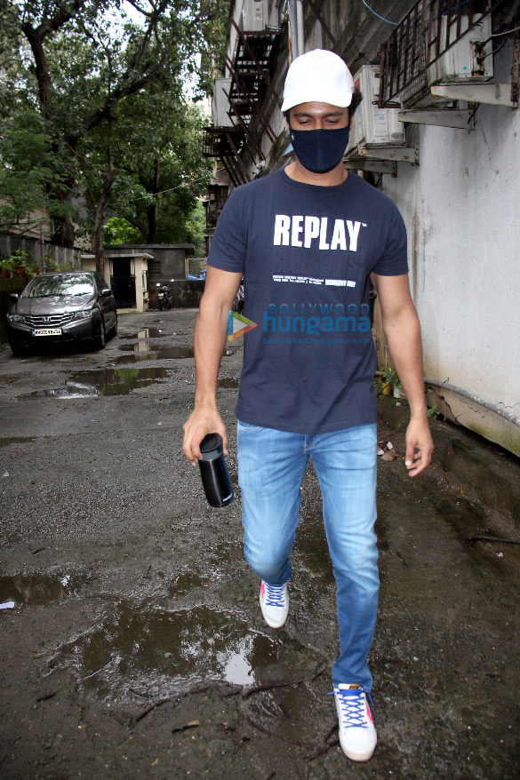 Photos: Vicky Kaushal spotted at Shoojit Sircar’s office in Juhu