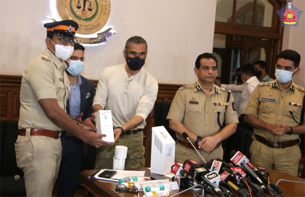Suniel Shetty distributes 800 air purifiers to be installed at police stations