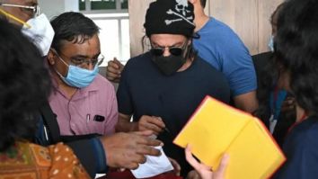 Shah Rukh Khan strikes a pose with Pune metro staff ahead of shoot for Atlee’s next