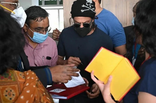 Shah Rukh Khan strikes a pose with Pune metro staff as he will begin shooting for Atlee's next 