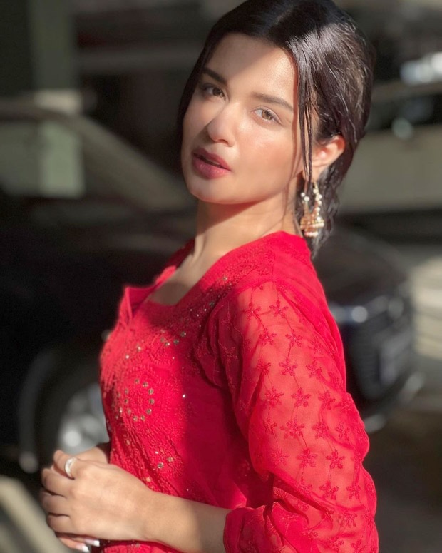 Avneet Kaur looks beautiful in a red chikankari kurta in sunkissed pictures Avneet Kaur looks beautiful in a red chikankari kurta in sunkissed pictures