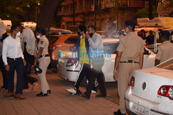 photos aaryan khan snapped outside the ncb office 4