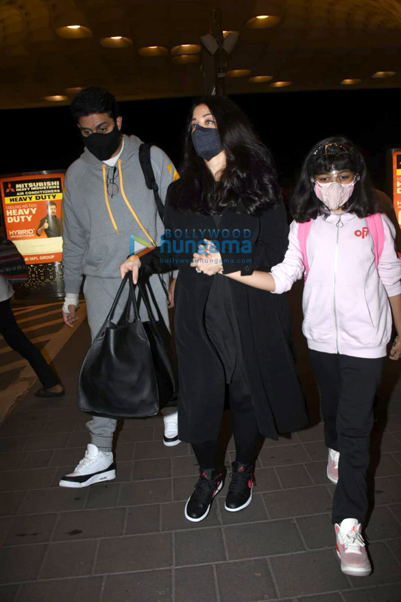 Photos: Abhishek Bachchan, Aishwarya Rai Bachchan, Aaradhya Bachchan and others snapped at the airport Photos: Abhishek Bachchan, Aishwarya Rai Bachchan, Aaradhya Bachchan and others snapped at the airport