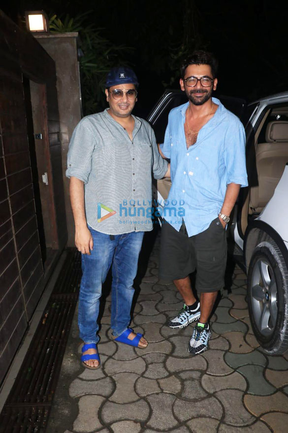 photos aditya roy kapur mrunal thakur and ronit roy and thadam remake team snapped at murad khetanis house 025 2