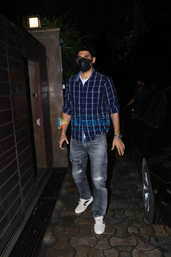 photos aditya roy kapur mrunal thakur and ronit roy and thadam remake team snapped at murad khetanis house 4