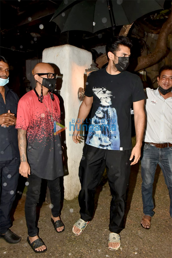 photos aditya roy kapur snapped at hakim aalims salon 2