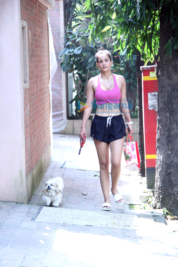 photos aisha sharma spotted in bandra 2 9