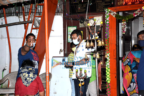 photos ajay devgn spotted at kali mata mandir in juhu 2