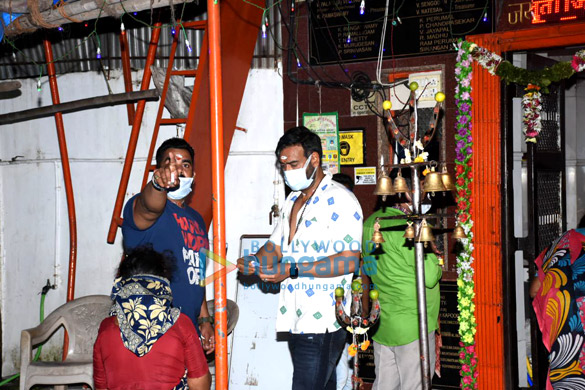 photos ajay devgn spotted at kali mata mandir in juhu 3