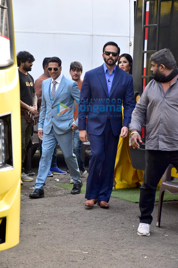 photos akshay kumar katrina kaif and rohit shetty promote sooryavanshi on kbc 3