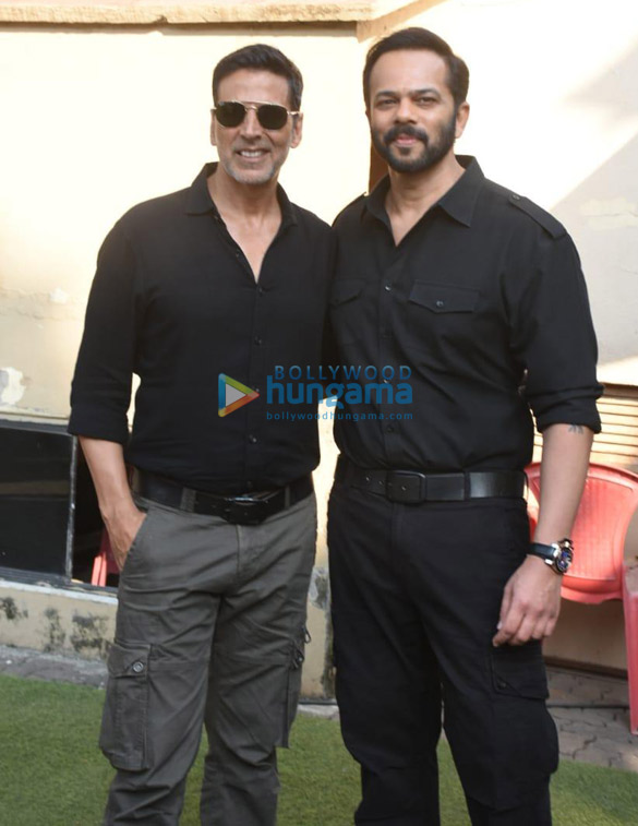 photos akshay kumar rohit shetty and jackie shroff spotted on the sets of chala hawa yeu dya to promote sooryavanshi 3