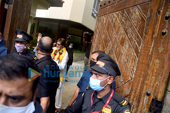 photos amitabh bachchan greets fans outside his house on his birthday 3