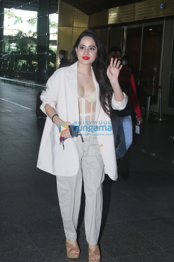 photos ananya panday sunny leone mrunal thakur and others snapped at the airport 01 1