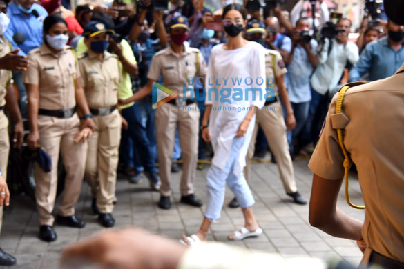 photos ananya panday snapped at ncb office 2
