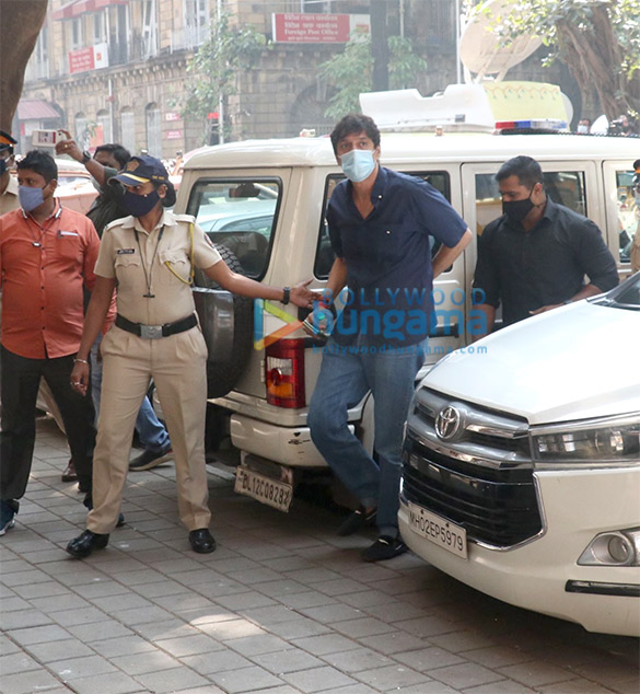 photos ananya panday with father chunky pandey arrives at the ncb office 4
