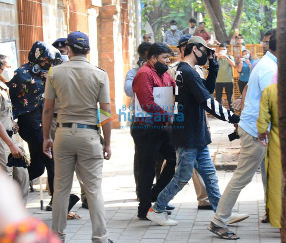 photos aryan khan at ncb office 3