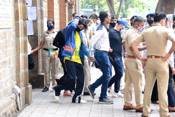 photos aryan khan leaves for j j hospital for medical examination 5