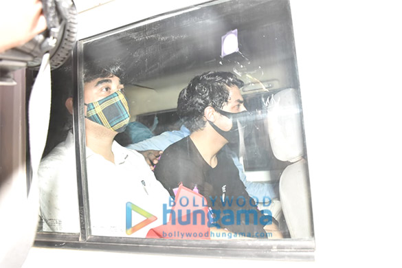 photos aryan khan snapped at ncb office 1