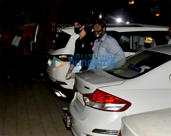 photos aryan khan snapped at ncb office 7
