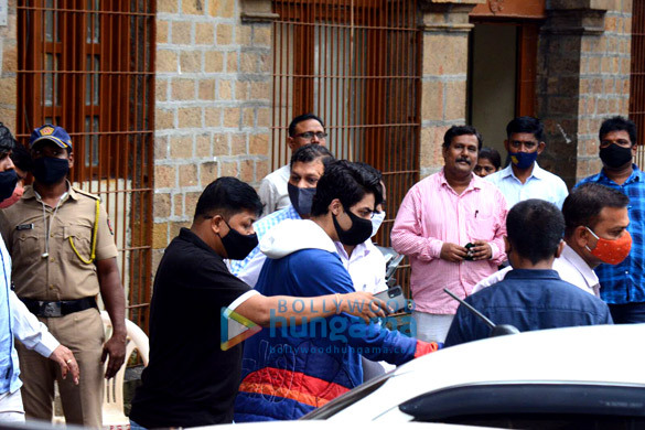 photos aryan khan snapped outside arthur road jail 4