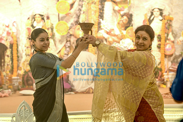 photos kajol tanuja tanishaa mukerji mouni roy and others snapped attending durga puja 8