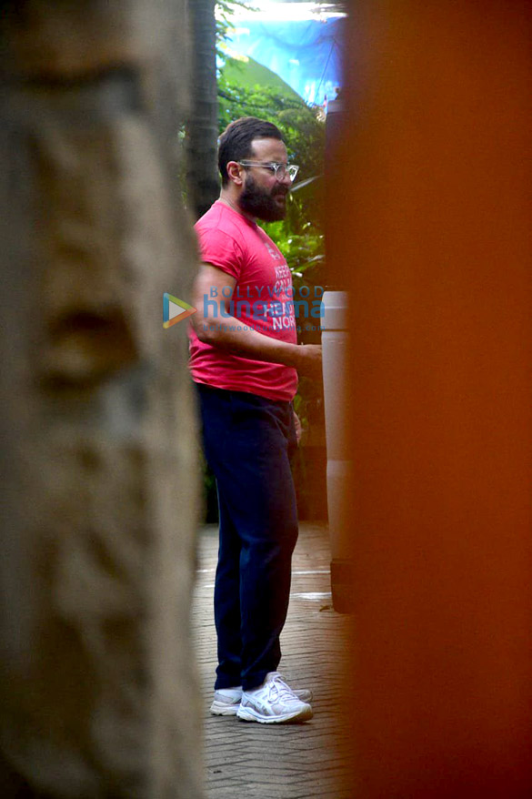 photos kareena kapoor khan saif ali khan and jehangir ali khan spotted in bandra 2