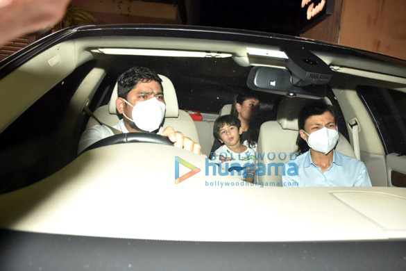 photos kareena kapoor khan snapped with her son taimur ali khan at karisma kapoors house 2