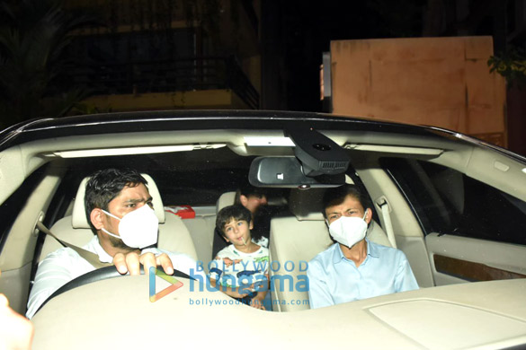 photos kareena kapoor khan snapped with her son taimur ali khan at karisma kapoors house 3