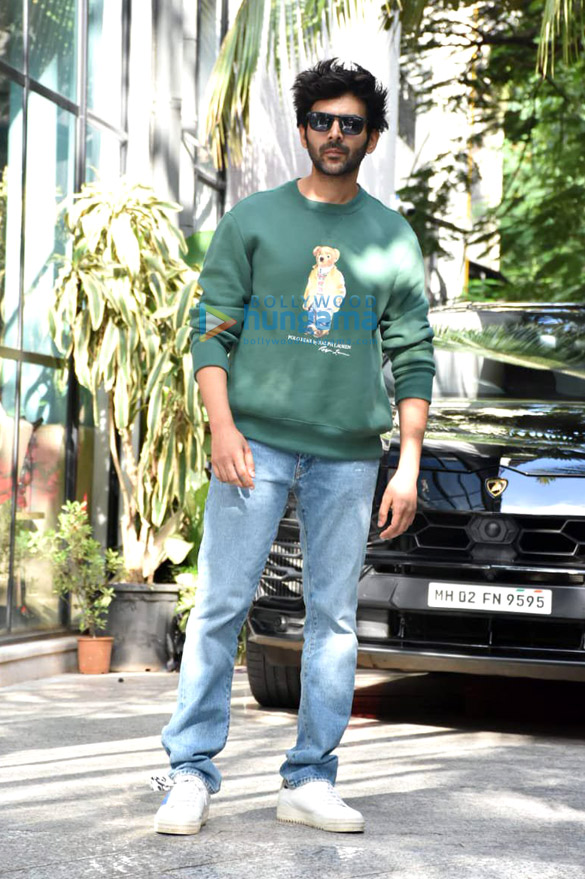 photos kartik aaryan and dinesh vijan spotted at maddock films office 5