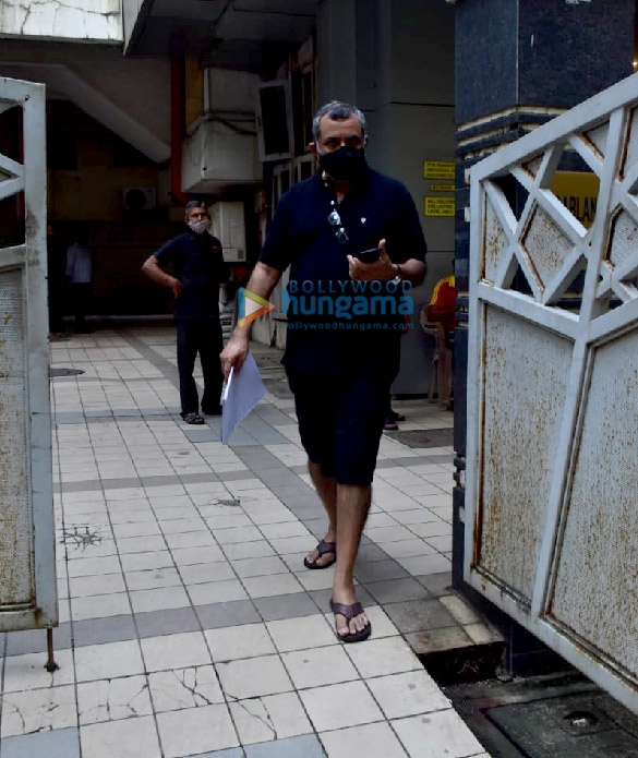 photos kartik aaryan and paresh rawal snapped at rohit dhawans office in juhu 3