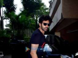 Photos: Kartik Aaryan snapped in Juhu