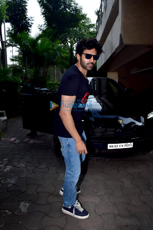 Photos: Kartik Aaryan snapped in Juhu Photos: Kartik Aaryan snapped in Juhu
