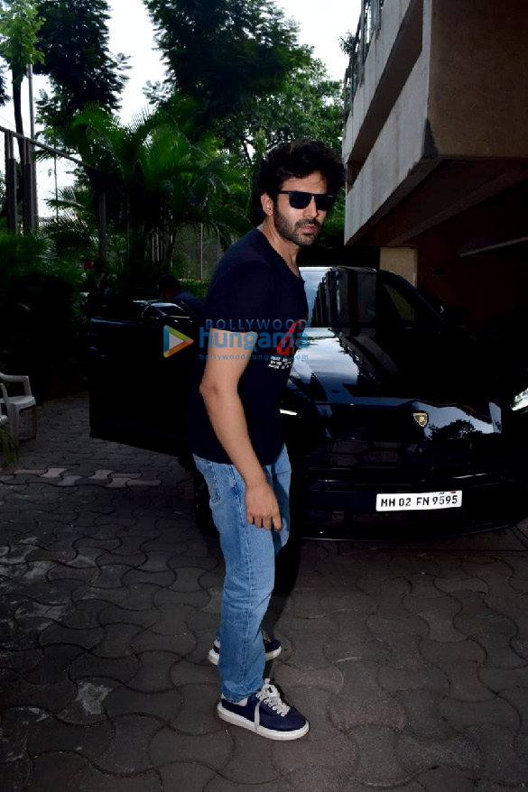 photos kartik aaryan snapped in juhu 2 13