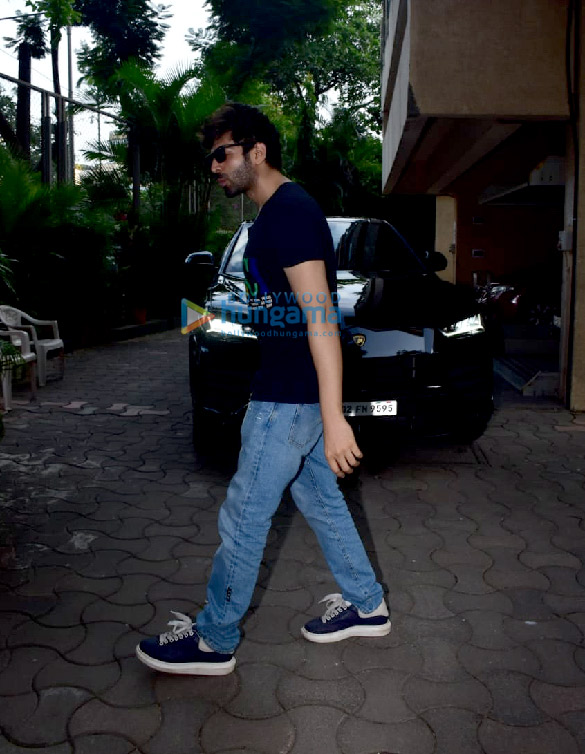 photos kartik aaryan snapped in juhu 5 6