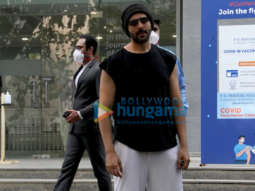 Photos: Kartik Aaryan spotted outside Hinduja hospital in Bandra