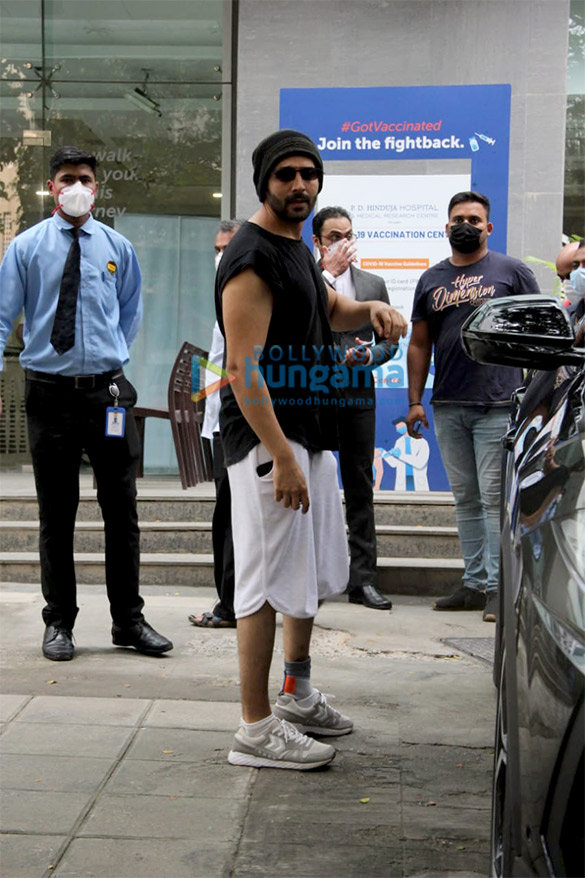 photos kartik aaryan spotted outside hinduja hospital in bandra 3