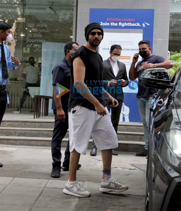 photos kartik aaryan spotted outside hinduja hospital in bandra 4