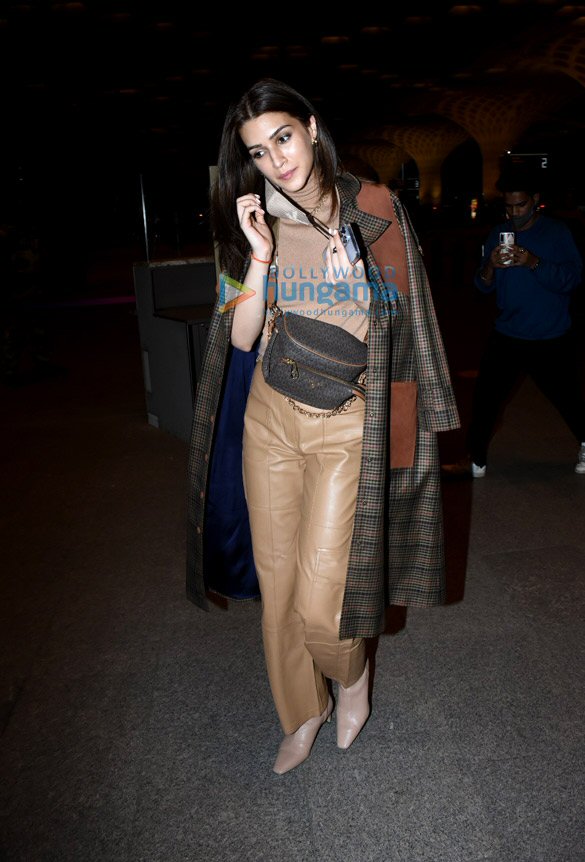 Photos: Kriti Sanon and Tiger Shroff snapped at the airport Photos: Kriti Sanon and Tiger Shroff snapped at the airport